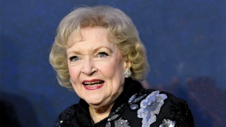 Ryan Reynolds, Seth Myers and others pay tribute to Betty White